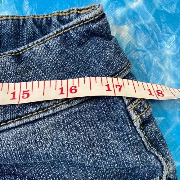 Maurices Medium High Rise Curvy Skinny Light Wash Stretch Denim Jeans - Picture 6 of 6